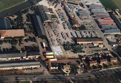 847426 Luchtfoto van het industrieterrein tussen de Provincialeweg (voorgrond, onderdeel van de S19, de secundaire ...